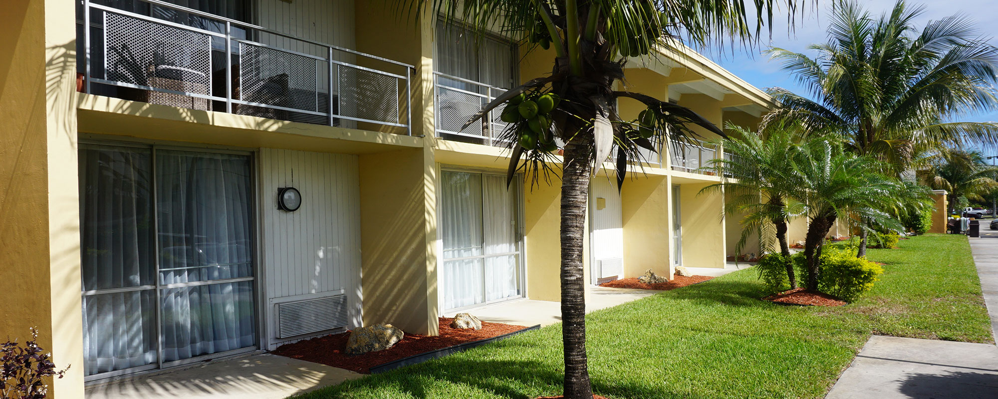 exterior patios and balconies at Hollywood Gateway Inn